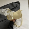 Sac à main jaune clair plissé type dumpling avec breloque perle et bandoulière longue - Jaune