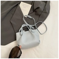 Hellblaue geflochtene Beuteltasche aus Leder mit Knotengriff und verstellbarem Gurt - Blau