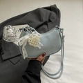 Sac croissant bleu clair en cuir plissé avec nœud en dentelle et pendentif en perles - Bleu