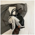 Détail du sac seau en cuir verni noir avec nœud en dentelle blanche et perles - Noir Avec Pendentif