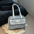 Borsa tote minimalista blu chiaro e bianca con logo ovale e finitura in pelle - Blu