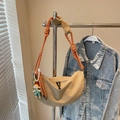 Borsa a tracolla mezzaluna kaki con tracolla in corda intrecciata e ciondolo a pupazzo - Cachi (Con Portachiavi)
