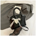 Modische schwarze Handtasche aus Lackleder mit Plissee und Perlen-Herzanhänger - Schwarz