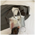 Silberne Handtasche mit Metallic-Struktur, Spitzen-Anhänger und abnehmbarem Schultergurt - Silber