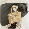 Elegante cremeweiße Handtasche mit Perlen-Herzanhänger und dekorativer Spitzenschleife - Gelb