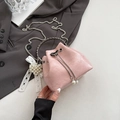 Sac seau rose chic avec poignée anneau argentée et pendentif papillon en dentelle - Rose