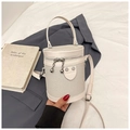 Elegante borsa a secchiello in tessuto beige con finiture in pelle e catena in argento - Bianco