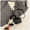 Sac cylindrique noir élégant avec cœur en perles et nœud, finition brillante chic - Noir