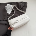 Bolso de hombro minimalista en cuero plisado blanco con hebilla plateada y remaches - Blanco