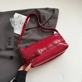 Bolso de hombro minimalista en cuero encerado rojo con hebillas plateadas y ojalillos - Rojo