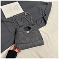 Bolso cubo acolchado gris oscuro con diseño de rombos y correa de cadena plateada - Negro