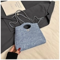 Bolso tipo cubo de mezclilla azul con cadena de plata y cierre giratorio metálico - Azul oscuro