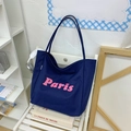 Detalle del bolso tote de lona azul marino con bordado rosa de la letra Paris - Azul Marino