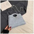 Bolso cubo de mezclilla azul claro acolchado con cadena plateada y asa superior moderna - Azul claro