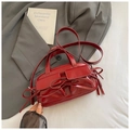 Detailansicht der roten Lackledertasche mit eleganten Schleifen und glänzender Optik - Rot