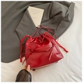 Secchiello rosso lucido con coulisse, dettagli a fiocco e tracolla a catena - Rosso