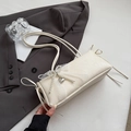 Bolso baguette beige con relieve floral y detalle de lazo de encaje de perlas - Blanco (Con Colgante)