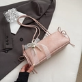 Bolso cilíndrico rosa con encaje, lazos de perlas y colgante de corazón de metal - Rosa (Con Colgante)
