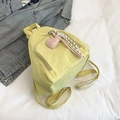 Hellgelber Canvas-Rucksack mit rosa Herzanhänger und lässigen gewebten Seildetails - Hellgelb (Mit Anhänger)