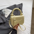 Gros plan sur le sac bandoulière jaune crème avec poignée ronde et finition en cuir PU lisse - Jaune