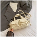 Détail du sac à main en cuir PU blanc crème avec nœuds décoratifs et deux poches avant - Blanc Cassé