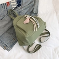 Studentenrucksack in Salbeigrün aus Nylon mit dekorativem Herzanhänger für Damen - Grün (mit Anhänger)