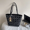 Borsa tote stile cinese con motivi geometrici grigi e spalline lunghe di colore nero - Nero con ciondolo