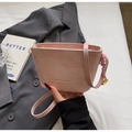 Detail der rosa Beuteltasche mit Krokostruktur, Goldschrift und Herzanhänger - Rosa
