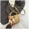 Schicker beiger Leder-Eimerbeutel mit Pferdeanhänger und verstellbarem Schultergurt - Khaki mit Anhänger