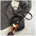 Mini Eimertasche in Schwarz mit Lychee-Muster, Metallschnalle und Pegasus-Anhänger - Schwarz mit Anhänger