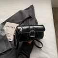 Borsa a spalla minimalista in pelle lucida nera con fibbia argentata e tracolla - Nero