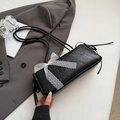Sac cylindre noir minimaliste avec texture litchi et détail de nœud en dentelle blanche - Noir (Sans Pendentif)