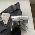 Borsa a spalla rettangolare argento opaco con fibbia metallica e tracolla regolabile - Argento