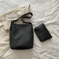 Set borsa a secchiello nera minimalista con piccola custodia coordinata con cerniera - Nero