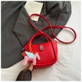 Rote Leder-Eimertasche mit rosa Pferdeanhänger und silberner Metallschnalle - Rot mit Anhänger