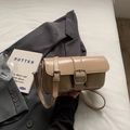 Elegante borsa sottobraccio in pelle lucida beige con doppie tasche e fibbie argentate - Cachi