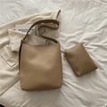 Borsa tote minimalista in pelle kaki e pochette coordinata con tracolla larga - Cachi