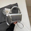 Détail d'un sac argenté métallisé à texture froissée avec ornements de poignée ronds - Argent