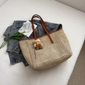 Beige Strohtasche mit braunen Lederriemen und niedlichem braunem Bären-Anhänger - Mit Anhänger / Weiß