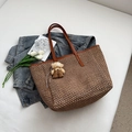 Braune hohle Stroh-Tote-Bag mit Lederriemen und einem kleinen Bären-Plüsch-Anhänger - Mit Anhänger / Khaki