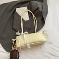 Bolso de hombro rectangular crema con encaje blanco y decoración de lazo de cinta - Amarillo