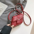 Bolso bandolera de cuero rojo con grano de lichi y detalles metálicos plateados - Rojo