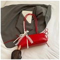 Bolso de hombro rojo chic de cuero sintético con un lazo de encaje blanco para verano 2025 - Rojo