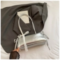 Bolso de hombro plateado metalizado con lazo de encaje blanco y lazos laterales - Plateado
