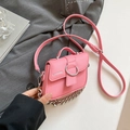 Minibolso rosa de piel sintética granulada con aro plateado y cadena de metal - Rosa