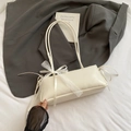Sac à épaule beige minimaliste avec nœud en dentelle et finition lisse brillante - Blanc