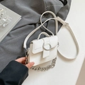 Sac bandoulière blanc motif litchi avec chaîne argentée et design trapèze asymétrique - Blanc