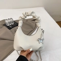 Bolso de hombro crema con textura de lichi y detalle de asa de anillo plisada - Blanco Roto