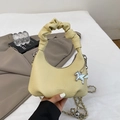 Bolso de media luna amarillo pálido con grano lichi, asa fruncida y dije Pegaso - Amarillo