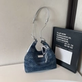 Detalle de bolso vaquero con pedrería brillante y asa de cuerda tejida de diseño - Azul real con colgante